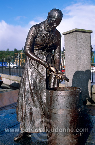 Fish curer statue, Stornoway, Lewis, Scotland -  Ecosse - 18732
