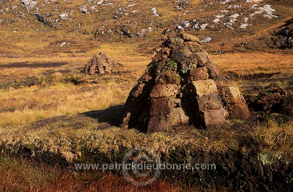 Stacked peat, Lewis, Scotland - Tourbe, Lewis, Ecosse - 18774