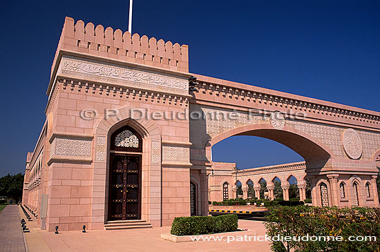 Muscat, monumental gateway - Muscat, porte monumentale, Oman (OM10263)