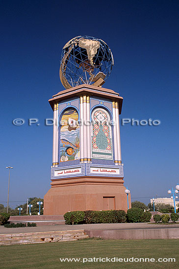 Sohar. Monument on a roundabout - Rond-point à Sohar, Oman (OM10265)
