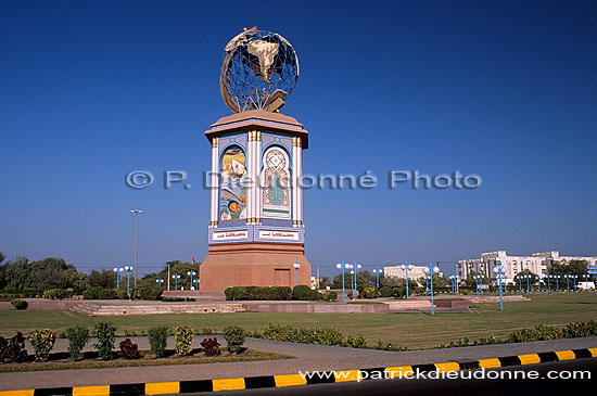 Sohar. Monument on a roundabout - Rond-point à Sohar, Oman (OM10266)