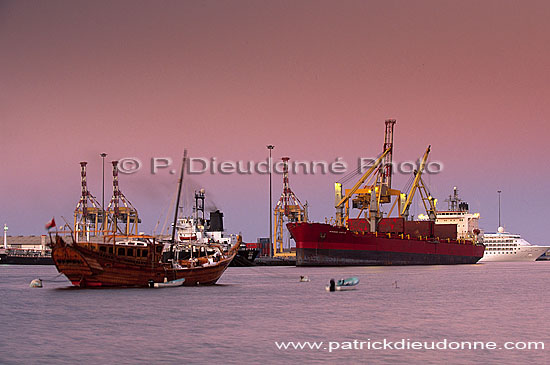 Muscat, Mutrah harbour at dusk - Port de Mutrah (Mascate) Oman (OM10487)