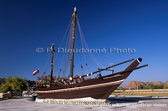 Muscat. Dhow on roundabout - Boutre sur rond-point OMAN (OM10492)