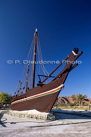 Muscat. Dhow on roundabout - Boutre sur rond-point OMAN (OM10495)