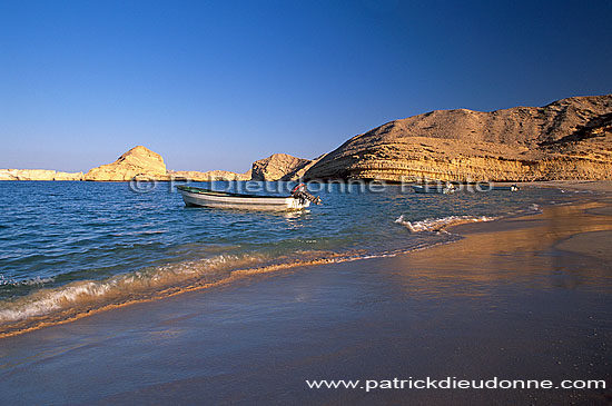 Muscat. Beach at Qantab, near Muscat - Plage à Qantab, Oman (OM10509)
