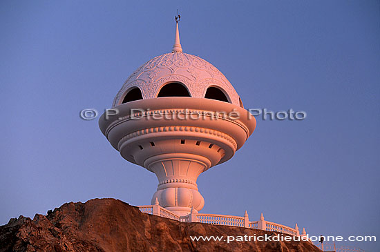 Muscat, watchtower at Mutrah - Encensoir géant, Oman (OM10478)