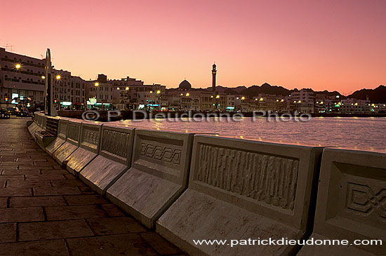 Muscat. Mutrah seafront at dusk - Front de mer de Mutrah (OM10483)