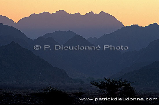 Mountain range near Rustaq - Montagnes près de Rustaq (OM10135)