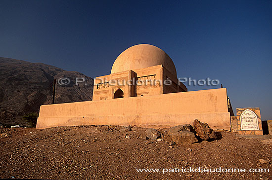 Rustaq. Mausoleum near Rustaq fort - Mausolée à Rustaq, OMAN (OM10149)