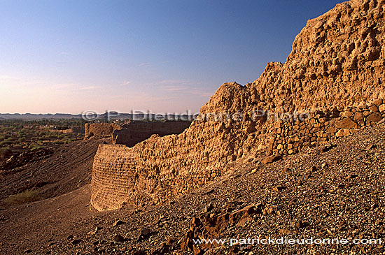 Bahla earthen ramparts, Dhahirah - remparts de Bahla, Oman (OM10157)