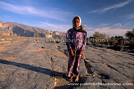 Young villager, Djebel Shams - Villageoise, djebel Shams, OMAN (OM10407)