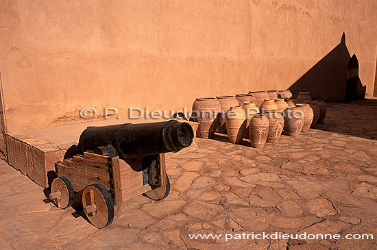 Jabrin fort and guns - Citadelle de Jabrin et canons, OMAN (OM10108)