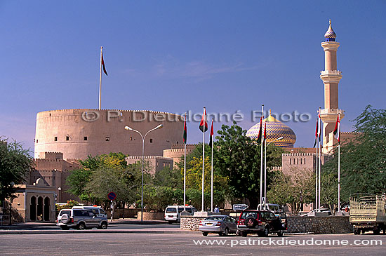 Nizwa, the Mosque and the fort - Nizwa, mosquée et fort, OMAN (OM10180)