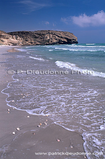 Dhofar. Desert beach near Taqah - Plage déserte, Dhofar, Oman (OM10419)