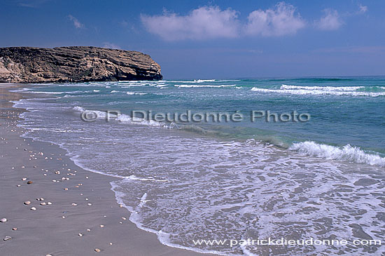 Dhofar. Desert beach near Taqah - Plage déserte, Dhofar, Oman (OM10422)