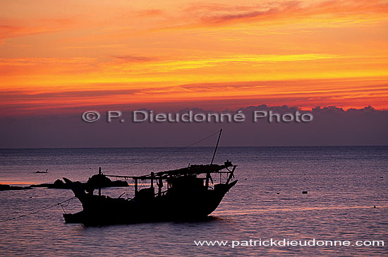 Mirbat, Dhofar. A dhow, sunset -  Un boutre au couchant, OMAN (OM10446)