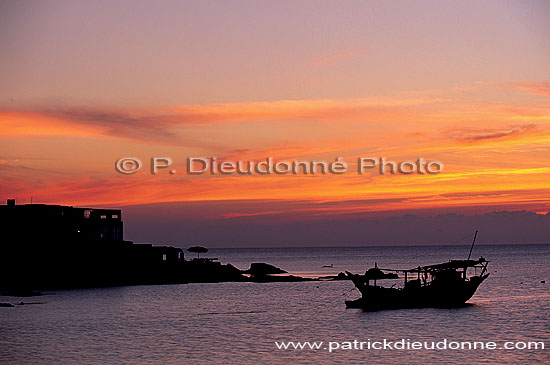 Mirbat, Dhofar. A dhow, sunset -  Un boutre au couchant, OMAN (OM10448)