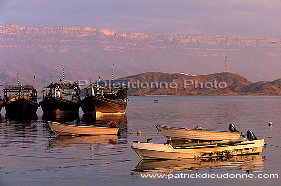 Mirbat, Dhofar. Dhows in the harbour - Boutres au port, OMAN (OM10452)