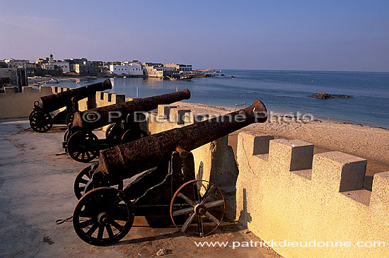 Mirbat, Dhofar. Old guns and view - Vieux canons et vue, OMAN (OM10458)