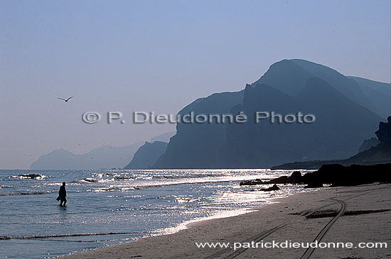 Mughsayl, Dhofar. Beach at Mughsayl - Plage à Mughsayl, Oman (OM10327)