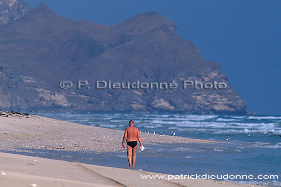 Mughsayl, Dhofar. Beach at Mughsayl - Plage à Mughsayl, Oman (OM10321)