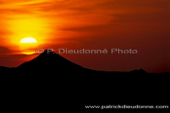 Sunset in the desert near Thumrayt- Couchant, desert, Oman (OM10315)