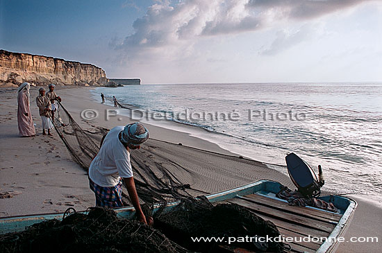 Fishermen and nets, Tuna fishing - Pêcheurs de thon, OMAN  (OM10212)