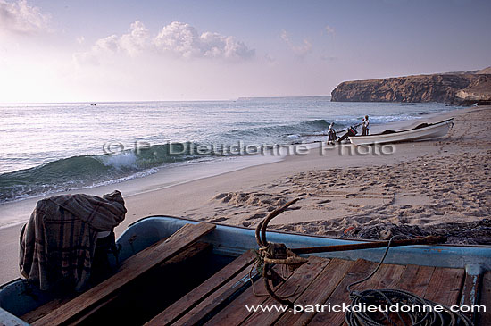 Fishermen and nets, Tuna fishing - Pêcheurs de thon, OMAN  (OM10214)