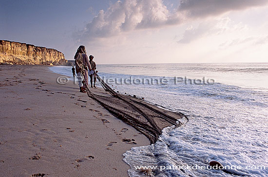 Fishermen and nets, Tuna fishing - Pêcheurs de thon, OMAN  (OM10187)