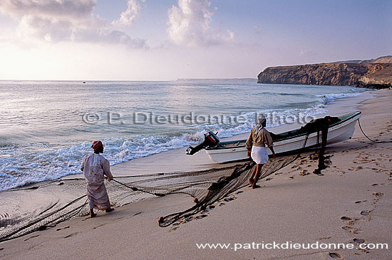 Fishermen and nets, Tuna fishing - Pêcheurs de thon, OMAN  (OM10188)