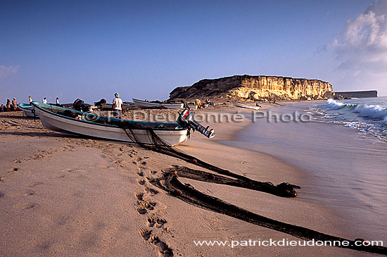 Fishermen and nets, Tuna fishing - Pêcheurs de thon, OMAN  (OM10190)