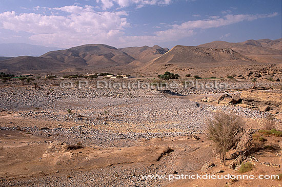 Sur. Village S. of Sur - Village au Sud de Sur, OMAN (OM10522)