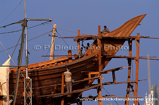 Sur. Workers and dhow - Construction d'un boutre, OMAN (OM10529)