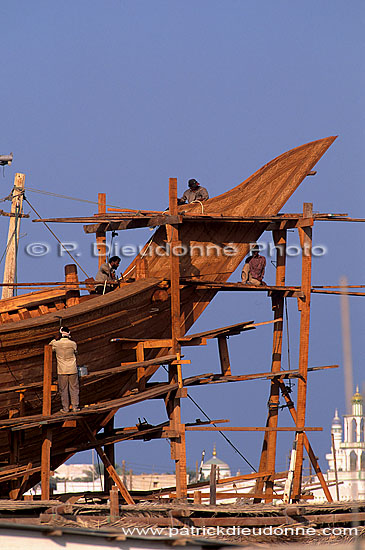 Sur. Workers and dhow - Construction d'un boutre, OMAN (OM10530)