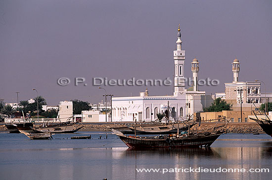 Sur (Sour). Dhows and mosque - Boutres et mosquée, OMAN (OM10533)