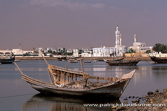 Sur (Sour). Dhows and mosque - Boutres et mosquée, OMAN (OM10535)