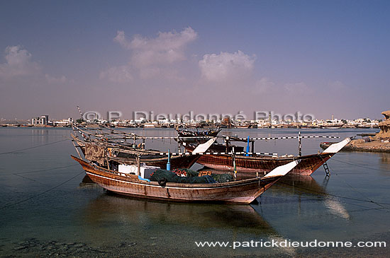 Sur (Sour). Dhows and mosque - Boutres et mosquée, OMAN (OM10537)