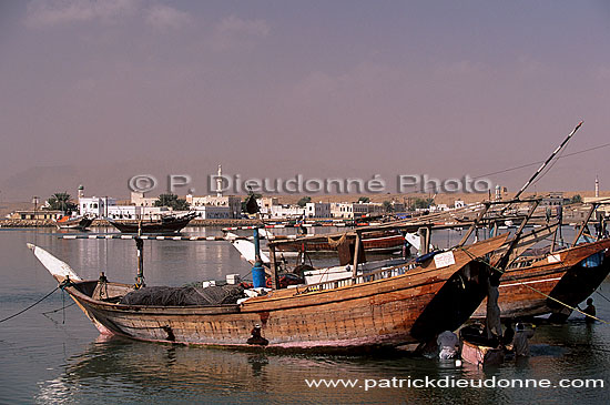 Sur (Sour). Dhows and mosque - Boutres et mosquée, OMAN (OM10536)