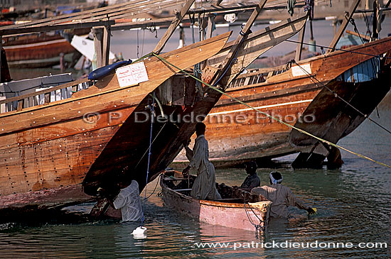 Sur. Workers and dhow - Entretien d'un boutre, OMAN (OM10553)