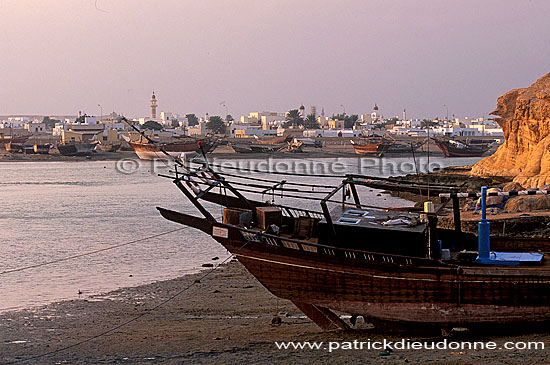 Sur (Sour). Dhows, low tide - Boutres, marée basse,  OMAN (OM10550)