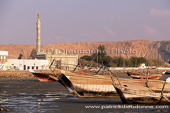 Sur (Sour). Dhows and mosque - Boutres et mosquée, OMAN (OM10538)