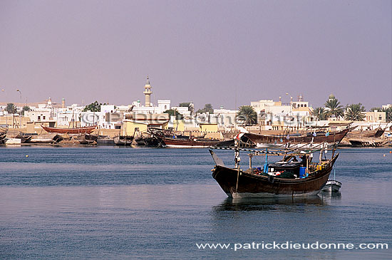 Sur (Sour). Dhows and mosque - Boutres et mosquée, OMAN (OM10552)