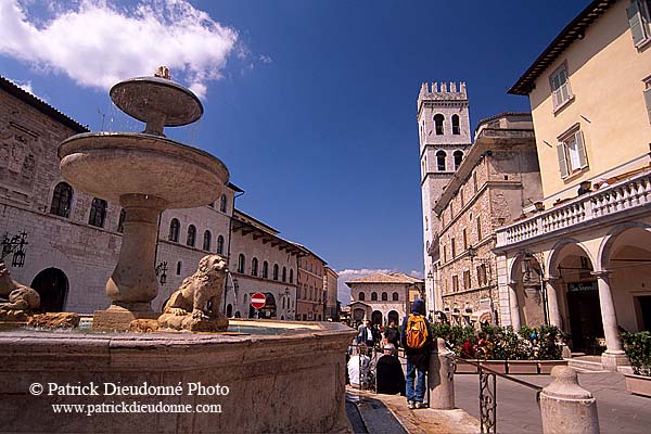 Umbria, Assisi, Piazza del Comune - Ombrie, Assise  12083