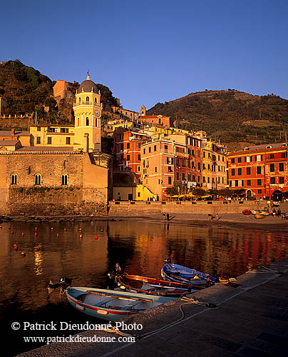 Liguria - Ligurie, Cinque Terre: Vernazza harbour - Vernazza  12146