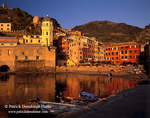 Liguria - Ligurie, Cinque Terre: Vernazza harbour - Vernazza  12147