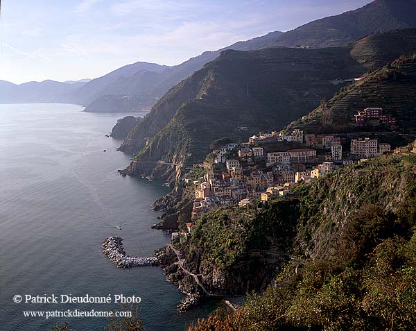 Liguria - Ligurie, Cinque Terre: Riomaggiore and coast  12188