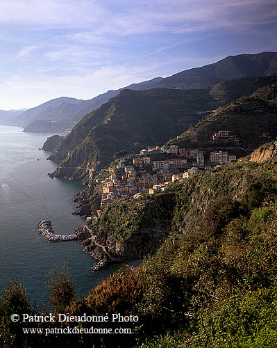 Liguria - Ligurie, Cinque Terre: Riomaggiore and coast  12190