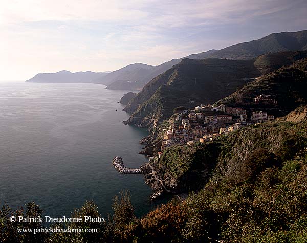 Liguria - Ligurie, Cinque Terre: Riomaggiore and coast  12189