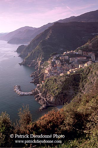 Liguria - Ligurie, Cinque Terre: Riomaggiore and coast  12191