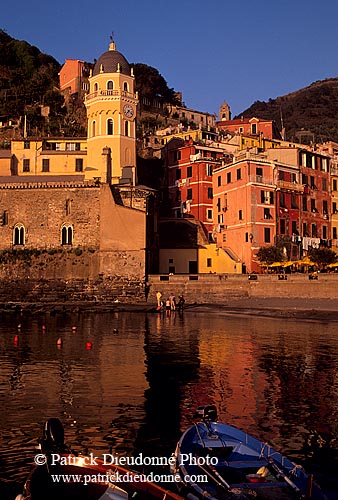Liguria - Ligurie, Cinque Terre: Vernazza harbour - Vernazza  12148